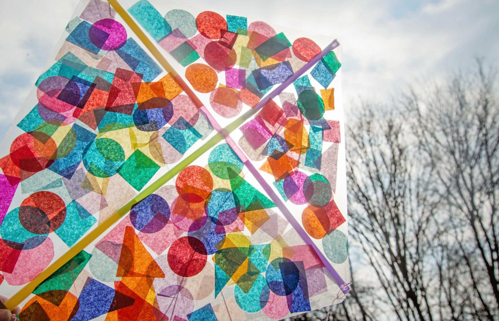 Vlieger maken van papier of plastic en voorbeelden om te knutselen - Mamaliefde