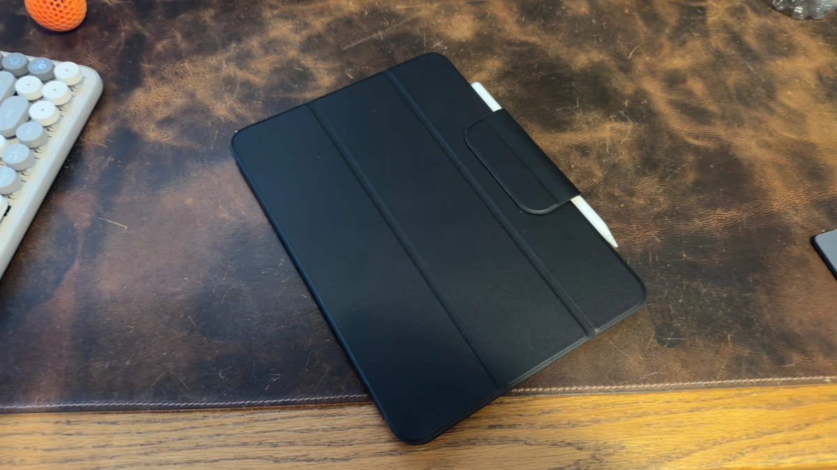 nomad-leather-folio-closed Nomad Leather Folio closed with Apple Pencil in magnetic flap